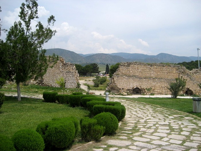 Pamukkale ir brīnumaina vieta Turcijā, kas ir slavena ar dziedinošiem ūdeņiem (Kleopatras baseinu), elpu aizraujošo ainavu (Baltās terases) un bagāto  60943