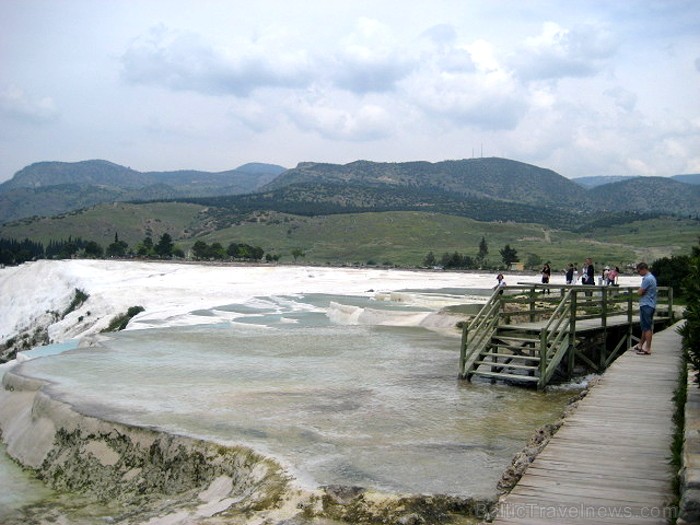 Pamukkale ir brīnumaina vieta Turcijā, kas ir slavena ar dziedinošiem ūdeņiem (Kleopatras baseinu), elpu aizraujošo ainavu (Baltās terases) un bagāto  60947