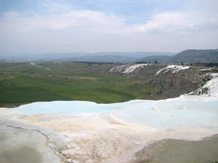 Pamukkale ir brīnumaina vieta Turcijā, kas ir slavena ar dziedinošiem ūdeņiem (Kleopatras baseinu), elpu aizraujošo ainavu (Baltās terases) un bagāto  60948