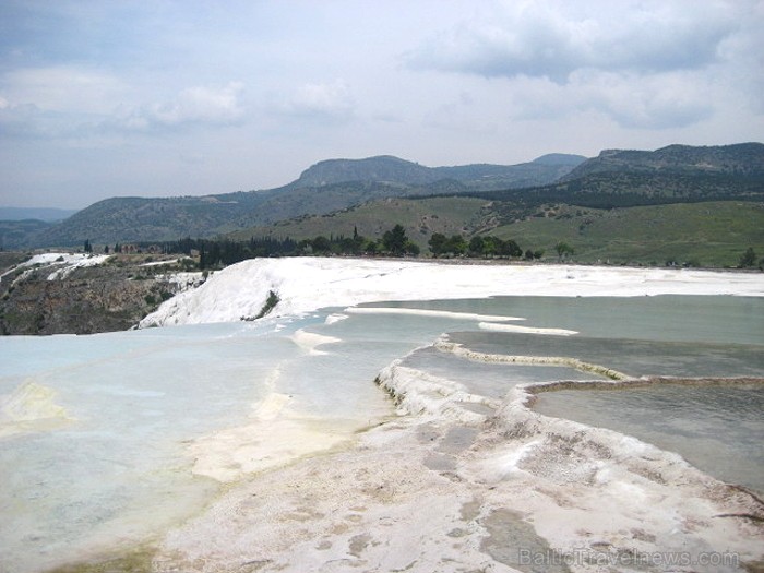 Pamukkale ir brīnumaina vieta Turcijā, kas ir slavena ar dziedinošiem ūdeņiem (Kleopatras baseinu), elpu aizraujošo ainavu (Baltās terases) un bagāto  60949