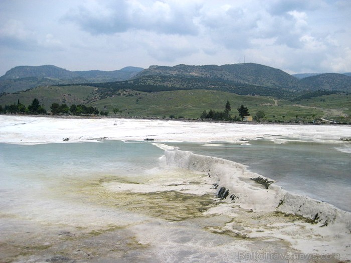 Pamukkale ir brīnumaina vieta Turcijā, kas ir slavena ar dziedinošiem ūdeņiem (Kleopatras baseinu), elpu aizraujošo ainavu (Baltās terases) un bagāto  60950