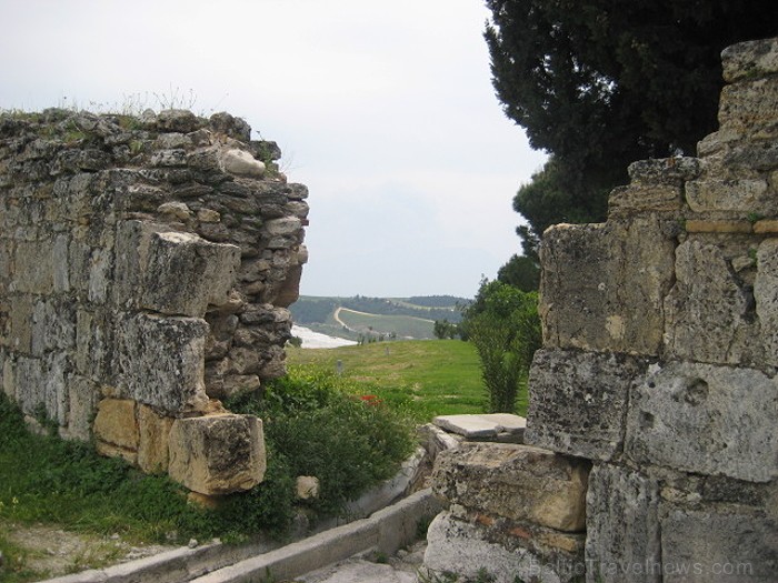 Pamukkale ir brīnumaina vieta Turcijā, kas ir slavena ar dziedinošiem ūdeņiem (Kleopatras baseinu), elpu aizraujošo ainavu (Baltās terases) un bagāto  60951