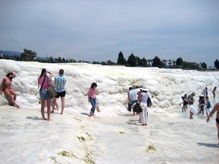 Pamukkale ir brīnumaina vieta Turcijā, kas ir slavena ar dziedinošiem ūdeņiem (Kleopatras baseinu), elpu aizraujošo ainavu (Baltās terases) un bagāto  60952