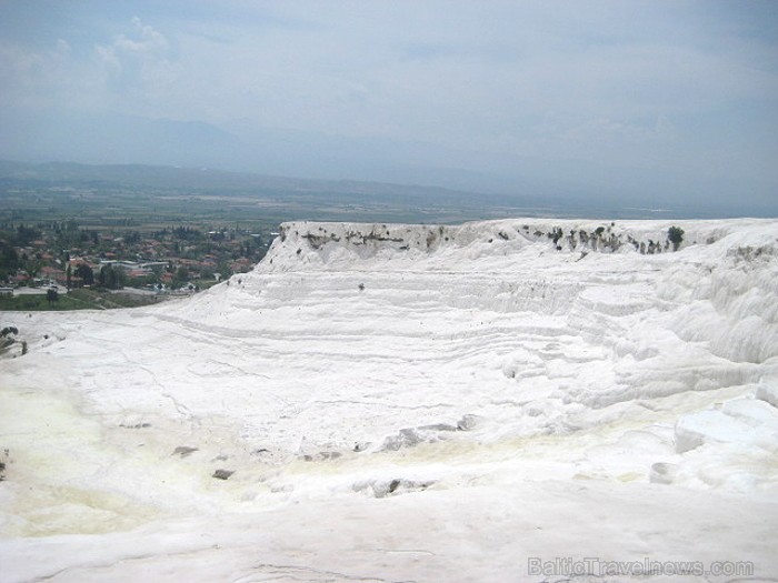 Pamukkale ir brīnumaina vieta Turcijā, kas ir slavena ar dziedinošiem ūdeņiem (Kleopatras baseinu), elpu aizraujošo ainavu (Baltās terases) un bagāto  60953