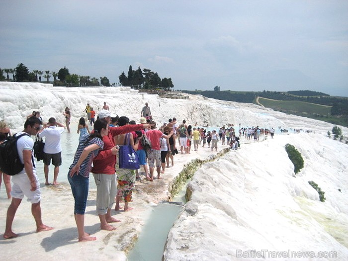 Pamukkale ir brīnumaina vieta Turcijā, kas ir slavena ar dziedinošiem ūdeņiem (Kleopatras baseinu), elpu aizraujošo ainavu (Baltās terases) un bagāto  60954