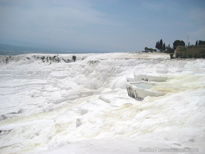 Pamukkale ir brīnumaina vieta Turcijā, kas ir slavena ar dziedinošiem ūdeņiem (Kleopatras baseinu), elpu aizraujošo ainavu (Baltās terases) un bagāto  60955