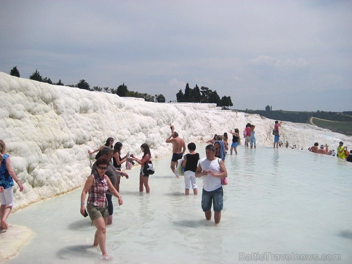 Pamukkale ir brīnumaina vieta Turcijā, kas ir slavena ar dziedinošiem ūdeņiem (Kleopatras baseinu), elpu aizraujošo ainavu (Baltās terases) un bagāto  60956