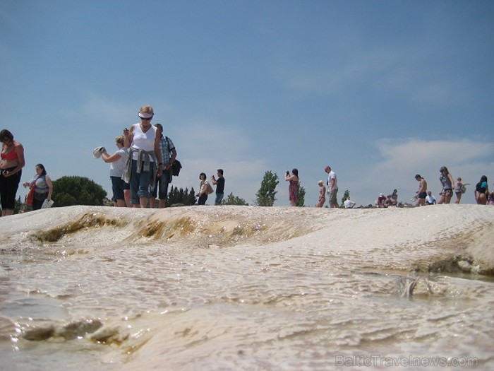 Pamukkale ir brīnumaina vieta Turcijā, kas ir slavena ar dziedinošiem ūdeņiem (Kleopatras baseinu), elpu aizraujošo ainavu (Baltās terases) un bagāto  60958