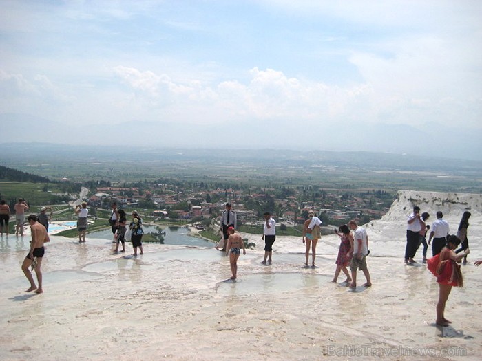 Pamukkale ir brīnumaina vieta Turcijā, kas ir slavena ar dziedinošiem ūdeņiem (Kleopatras baseinu), elpu aizraujošo ainavu (Baltās terases) un bagāto  60959