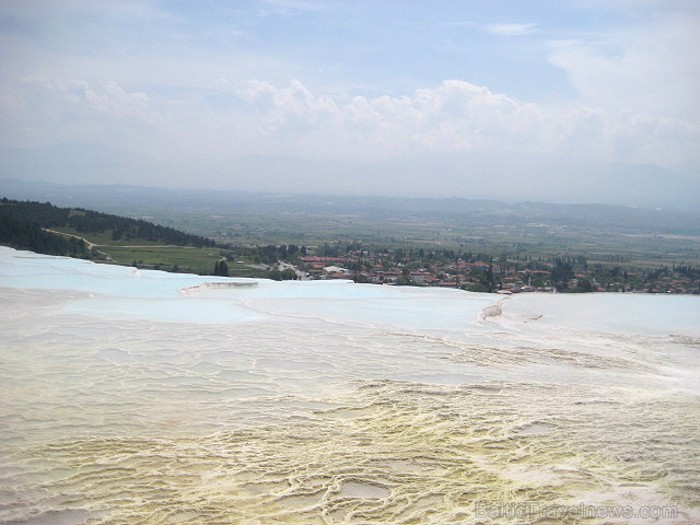 Pamukkale ir brīnumaina vieta Turcijā, kas ir slavena ar dziedinošiem ūdeņiem (Kleopatras baseinu), elpu aizraujošo ainavu (Baltās terases) un bagāto  60961