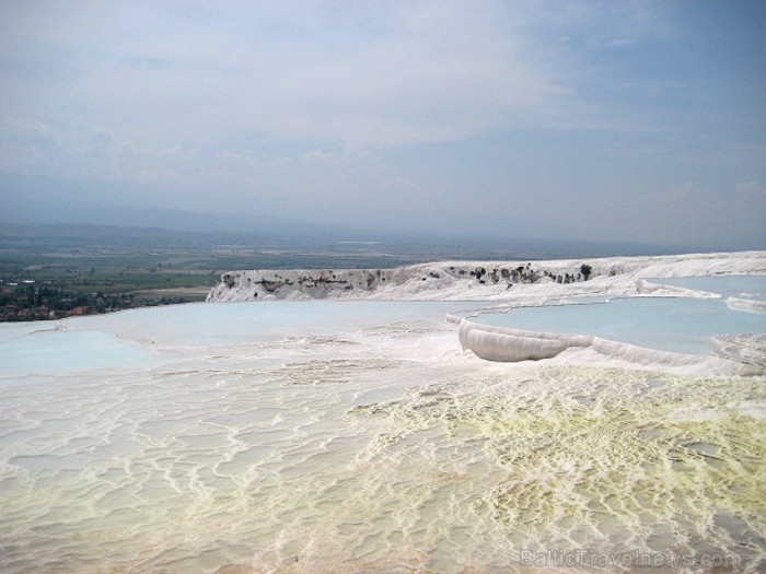 Pamukkale ir brīnumaina vieta Turcijā, kas ir slavena ar dziedinošiem ūdeņiem (Kleopatras baseinu), elpu aizraujošo ainavu (Baltās terases) un bagāto  60962