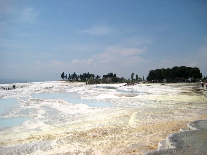 Pamukkale ir brīnumaina vieta Turcijā, kas ir slavena ar dziedinošiem ūdeņiem (Kleopatras baseinu), elpu aizraujošo ainavu (Baltās terases) un bagāto  60967