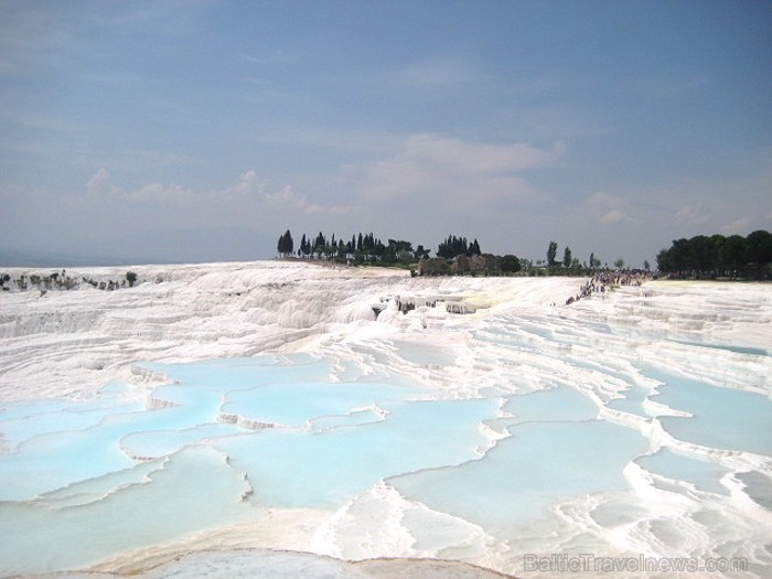 Pamukkale ir brīnumaina vieta Turcijā, kas ir slavena ar dziedinošiem ūdeņiem (Kleopatras baseinu), elpu aizraujošo ainavu (Baltās terases) un bagāto  60969