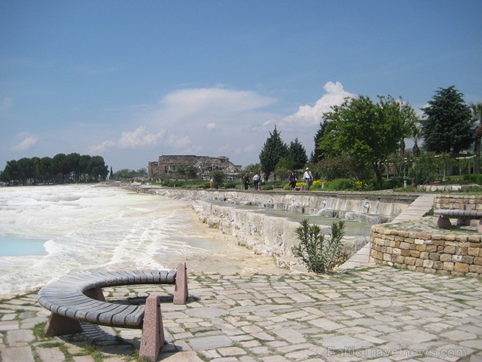 Pamukkale ir brīnumaina vieta Turcijā, kas ir slavena ar dziedinošiem ūdeņiem (Kleopatras baseinu), elpu aizraujošo ainavu (Baltās terases) un bagāto  60970