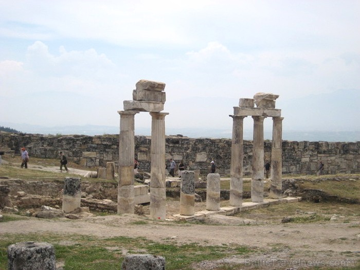 Pamukkale ir brīnumaina vieta Turcijā, kas ir slavena ar dziedinošiem ūdeņiem (Kleopatras baseinu), elpu aizraujošo ainavu (Baltās terases) un bagāto  60976