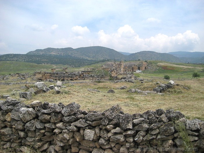 Pamukkale ir brīnumaina vieta Turcijā, kas ir slavena ar dziedinošiem ūdeņiem (Kleopatras baseinu), elpu aizraujošo ainavu (Baltās terases) un bagāto  60978