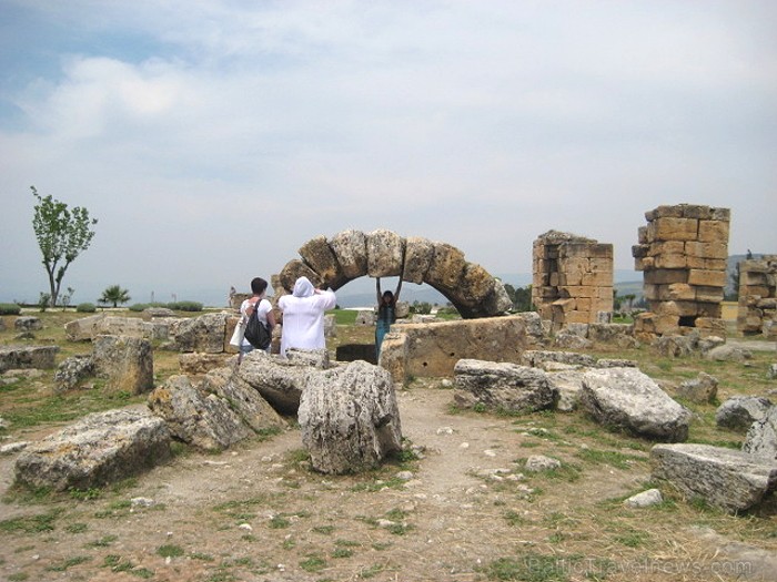 Pamukkale ir brīnumaina vieta Turcijā, kas ir slavena ar dziedinošiem ūdeņiem (Kleopatras baseinu), elpu aizraujošo ainavu (Baltās terases) un bagāto  61025