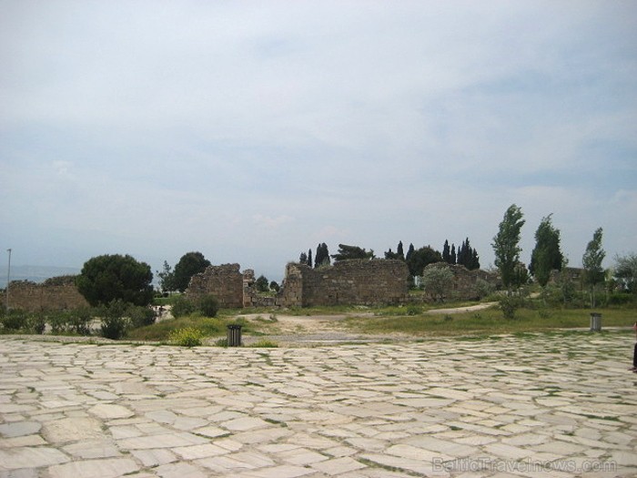 Pamukkale ir brīnumaina vieta Turcijā, kas ir slavena ar dziedinošiem ūdeņiem (Kleopatras baseinu), elpu aizraujošo ainavu (Baltās terases) un bagāto  61026