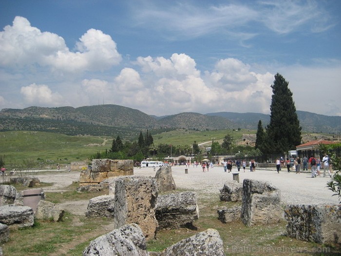 Pamukkale ir brīnumaina vieta Turcijā, kas ir slavena ar dziedinošiem ūdeņiem (Kleopatras baseinu), elpu aizraujošo ainavu (Baltās terases) un bagāto  61030