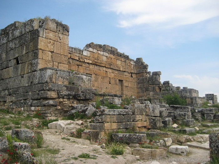 Pamukkale ir brīnumaina vieta Turcijā, kas ir slavena ar dziedinošiem ūdeņiem (Kleopatras baseinu), elpu aizraujošo ainavu (Baltās terases) un bagāto  61035