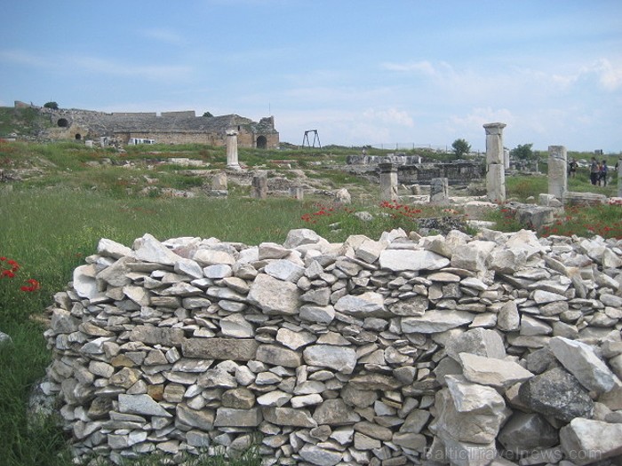 Pamukkale ir brīnumaina vieta Turcijā, kas ir slavena ar dziedinošiem ūdeņiem (Kleopatras baseinu), elpu aizraujošo ainavu (Baltās terases) un bagāto  61041