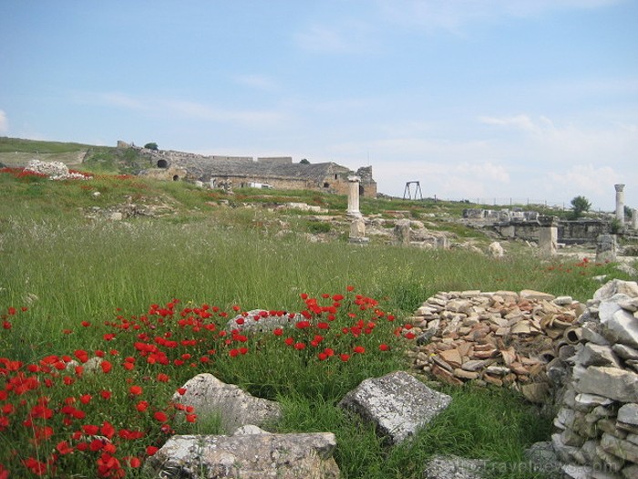 Pamukkale ir brīnumaina vieta Turcijā, kas ir slavena ar dziedinošiem ūdeņiem (Kleopatras baseinu), elpu aizraujošo ainavu (Baltās terases) un bagāto  61043