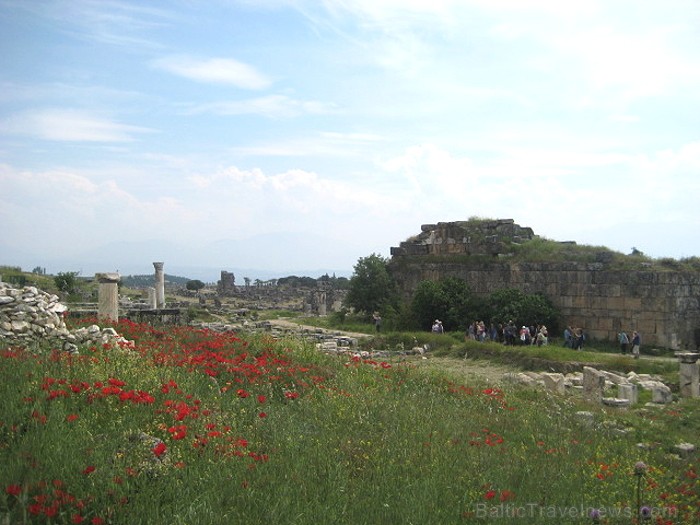 Pamukkale ir brīnumaina vieta Turcijā, kas ir slavena ar dziedinošiem ūdeņiem (Kleopatras baseinu), elpu aizraujošo ainavu (Baltās terases) un bagāto  61046