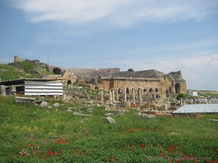 Pamukkale ir brīnumaina vieta Turcijā, kas ir slavena ar dziedinošiem ūdeņiem (Kleopatras baseinu), elpu aizraujošo ainavu (Baltās terases) un bagāto  61050