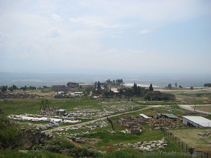 Pamukkale ir brīnumaina vieta Turcijā, kas ir slavena ar dziedinošiem ūdeņiem (Kleopatras baseinu), elpu aizraujošo ainavu (Baltās terases) un bagāto  61053