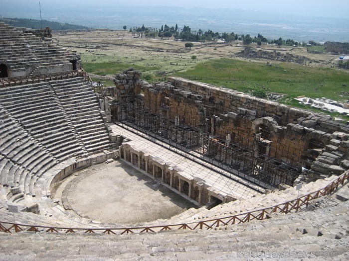 Pamukkale ir brīnumaina vieta Turcijā, kas ir slavena ar dziedinošiem ūdeņiem (Kleopatras baseinu), elpu aizraujošo ainavu (Baltās terases) un bagāto  61054