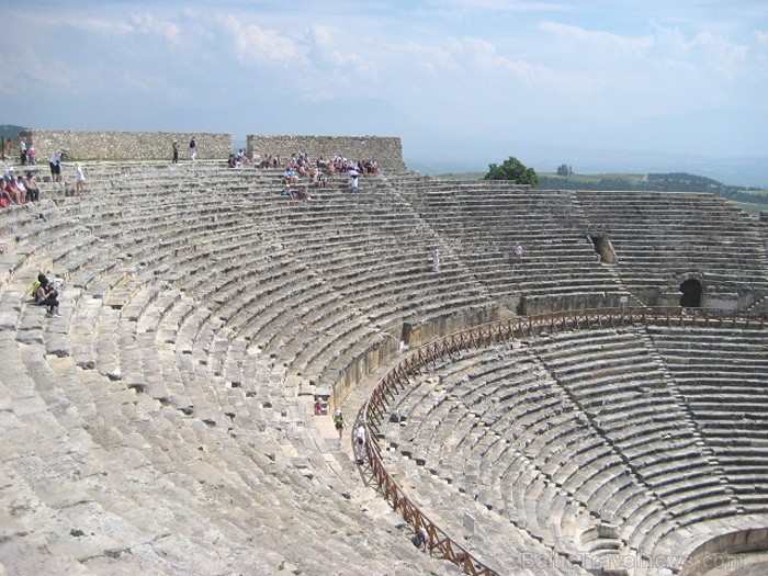 Pamukkale ir brīnumaina vieta Turcijā, kas ir slavena ar dziedinošiem ūdeņiem (Kleopatras baseinu), elpu aizraujošo ainavu (Baltās terases) un bagāto  61055