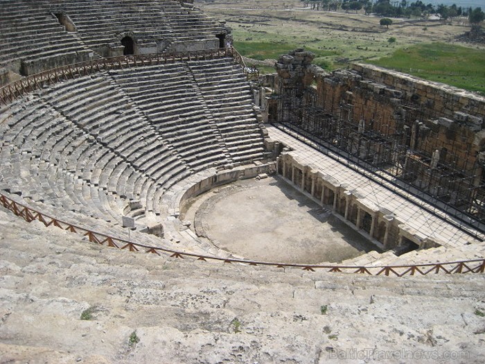 Pamukkale ir brīnumaina vieta Turcijā, kas ir slavena ar dziedinošiem ūdeņiem (Kleopatras baseinu), elpu aizraujošo ainavu (Baltās terases) un bagāto  61056