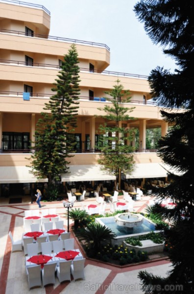 Viesnīcas PR Club Saphire teritorijā ir galvenais restorāns, viens a la carte restorāns un 6 bāri 61549