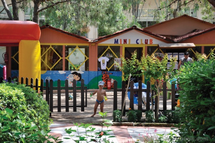 Viesnīcai PR Club Saphire ir bērnu baseins, ūdens slidkalniņš, bufete, rotaļlaukums, miniklubs (4-12 g.v.). Viesi par papildus samaksu var izmantot au 61561