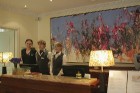 Ora My City Hotel Tallinn recepcijā viesus sagaida viesmīlīgi un smaidoši darbinieki 3