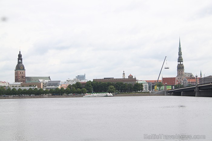 Dinner in the Sky® apmeklētāji var izbaudīt neaizmirstamu skatu uz Daugavu un Vecrīgu no 50 metru augstuma, un tas ir projekts, kas atbilst diviem zel 62031