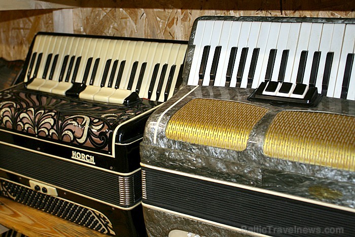 Gunāra Igauņa senlaiku mūzikas instrumentu darbnīca noteikti ir vieta, kur var ne tikai uzspēlēt, bet arī dzirdēt daudz interesantu lietu par mūzikas  62258