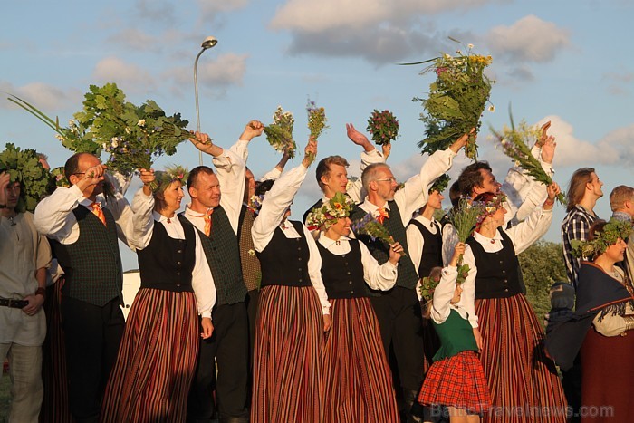 Līgo svētku koncerts «Latvija līgo Ikšķilē 2011» - vairāk bilžu un arī balva no Dikļu pils - Fb.com/Travelnews.lv 62324