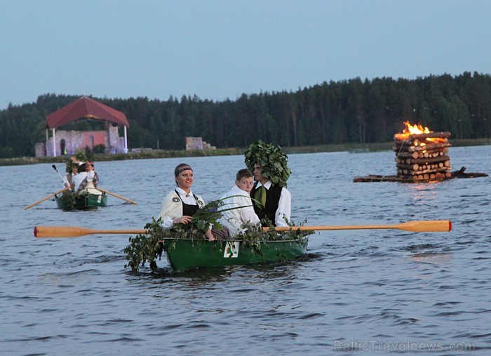 Līgo svētku koncerts «Latvija līgo Ikšķilē 2011» - vairāk bilžu un arī balva no Dikļu pils - Fb.com/Travelnews.lv 62371