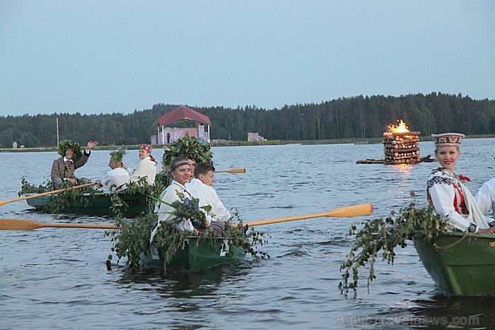 Līgo svētku koncerts «Latvija līgo Ikšķilē 2011» - vairāk bilžu un arī balva no Dikļu pils - Fb.com/Travelnews.lv 62372