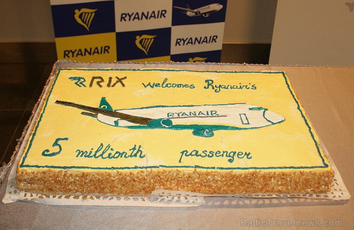 Lidsabiedrības Ryanair torte par godu 5.000.000 pasažierim 62563