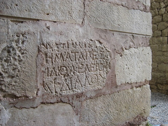 Uz klostera sienām un kolonnām līdz mūsu dienām saglābušies uzraksti - lūgšanas vai informācija par svētajiem, kuri tika apglabāti klosterī 62604