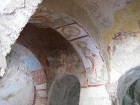 Klostera sienas un griesti kādreiz rotāja 11. un 12. gds. freskas, to fragmenti ir saglabājušies līdz šodienai 9