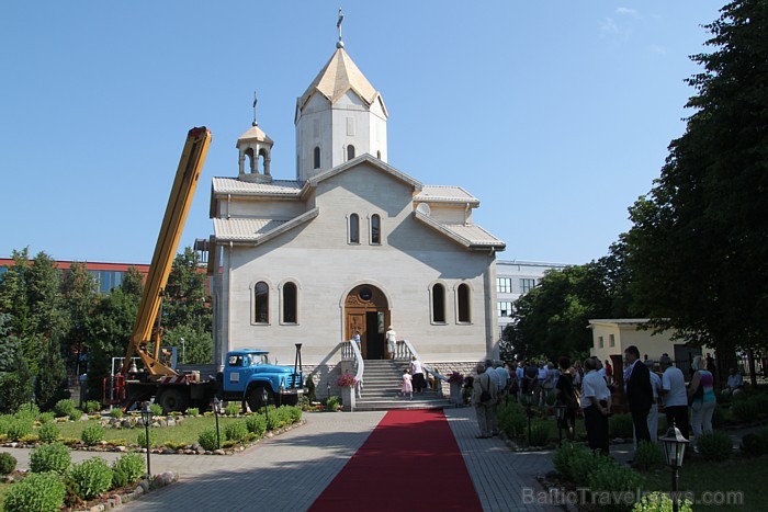 Armēņu apustuliskā baznīca un Latvijas armēņu kopiena iesvēta savu dievnamu kopā patriarhu Katolikosa Karekina II. 62990