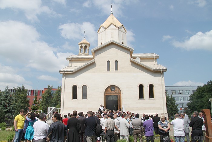 Armēņu apustuliskā baznīca un Latvijas armēņu kopiena iesvēta savu dievnamu kopā patriarhu Katolikosa Karekina II. 63017