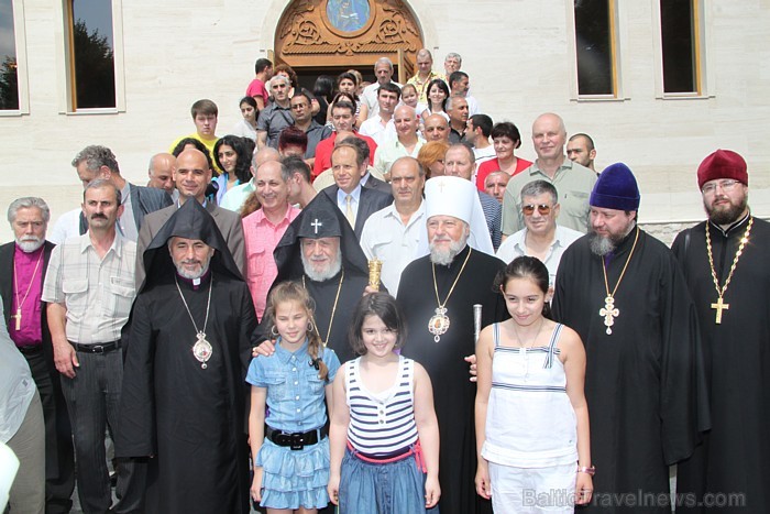 Armēņu apustuliskā baznīca un Latvijas armēņu kopiena iesvēta savu dievnamu kopā patriarhu Katolikosa Karekina II. 63050