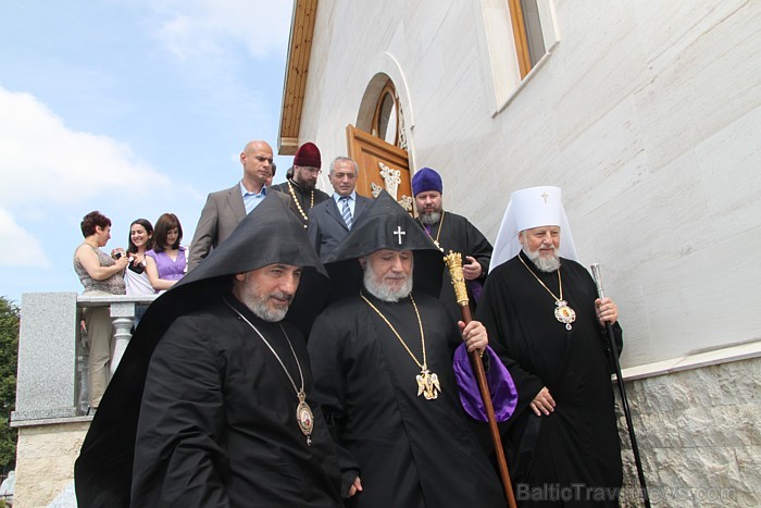 Armēņu apustuliskā baznīca un Latvijas armēņu kopiena iesvēta savu dievnamu kopā patriarhu Katolikosa Karekina II. 63051