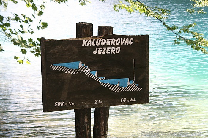 Nelielās informatīvās tāfeles norāda ezeru ūdens krituma augstumu 64651