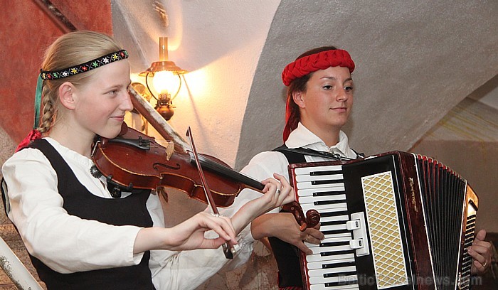 Latviešu restorāns Taverna atrodas Jēkaba kazarmās un piedāvā nobaudīt īstus latviešu ēdienus 65212