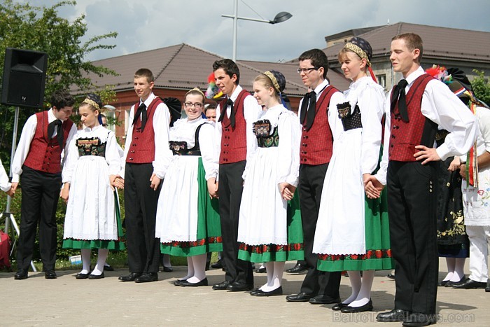 Franču tradicionālās kultūras kopas no Berštetes koncerts 65386